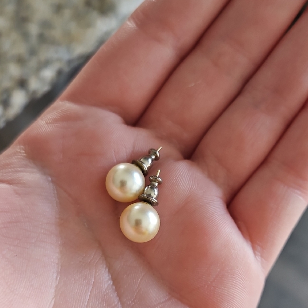 Source Unknown Cream Pearl Earrings